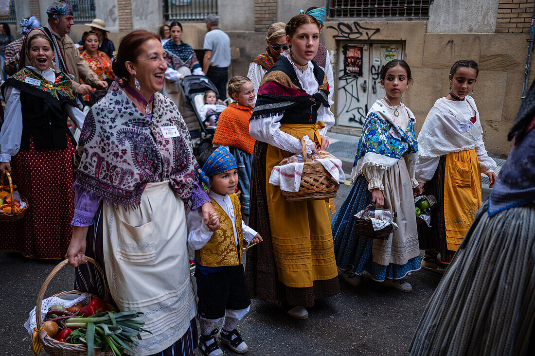 Die Darbringung von Früchten am Morgen des 13. Oktober während der Fiestas del Pilar, Zaragoza, Aragon, Spanien