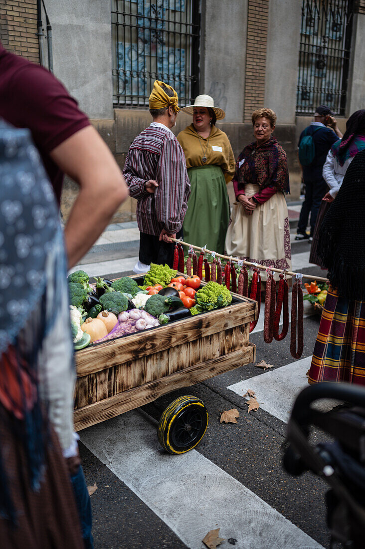 Das Obstopfer am Morgen des 13. Oktober während der Fiestas del Pilar, Zaragoza, Aragonien, Spanien