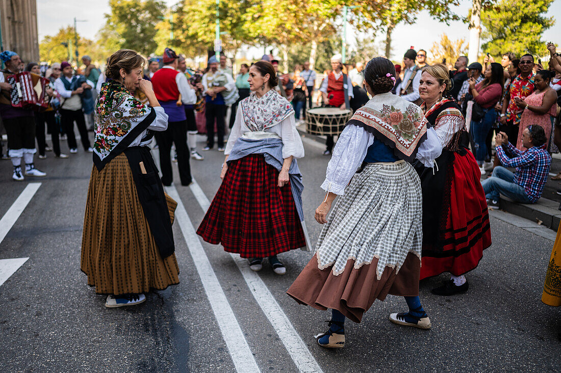 Die Darbringung von Früchten am Morgen des 13. Oktober während der Fiestas del Pilar in Zaragoza, Aragonien, Spanien