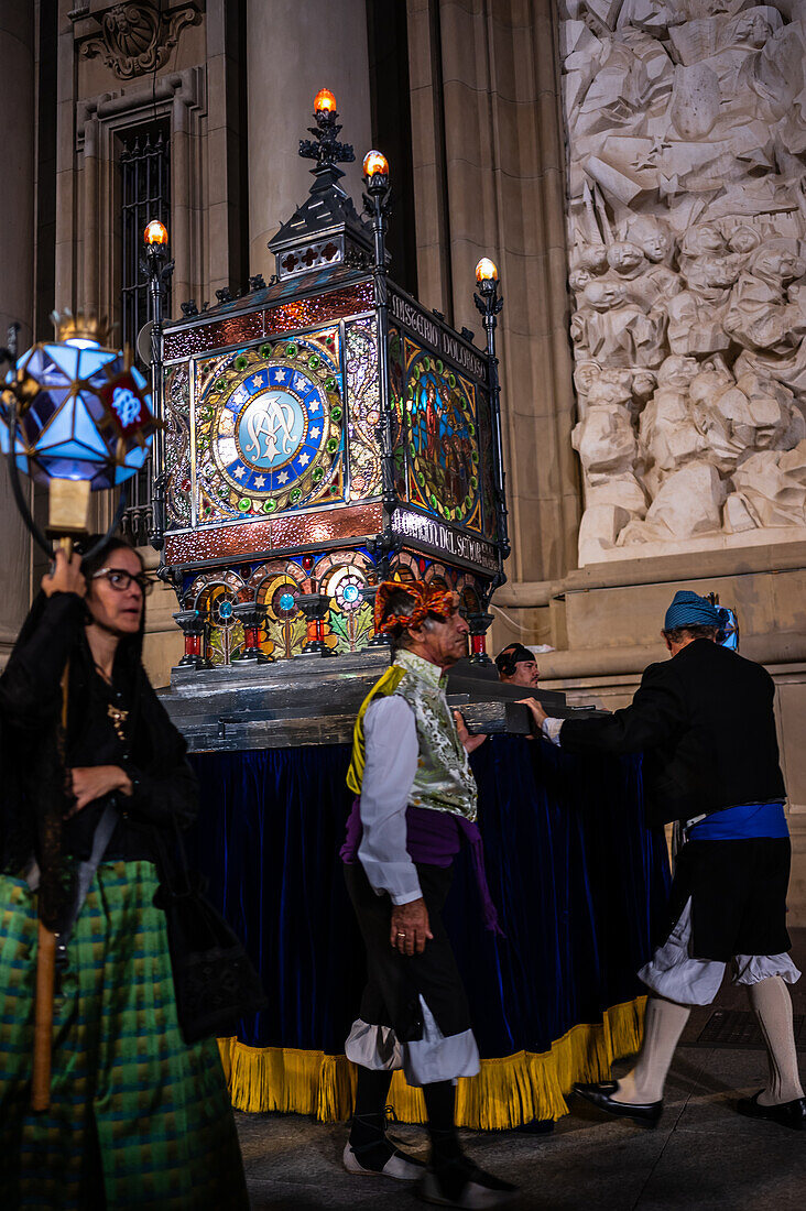 Die Parade des gläsernen Rosenkranzes, oder Rosario de Cristal, während der Fiestas del Pilar in Zaragoza, Spanien