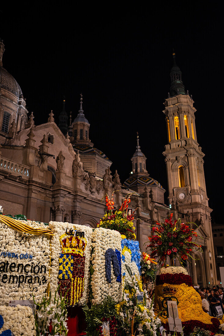 Die Parade des gläsernen Rosenkranzes, oder Rosario de Cristal, während der Fiestas del Pilar in Zaragoza, Spanien