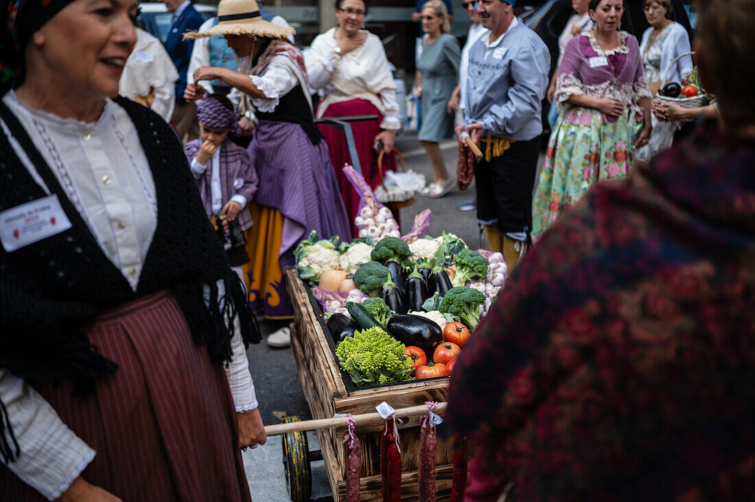 Das Obstopfer am Morgen des 13. Oktober während der Fiestas del Pilar, Zaragoza, Aragonien, Spanien