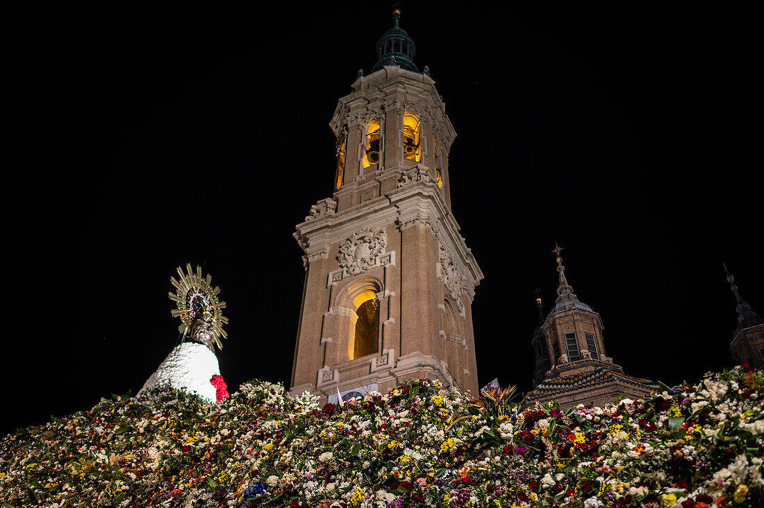 Die Parade des gläsernen Rosenkranzes, oder Rosario de Cristal, während der Fiestas del Pilar in Zaragoza, Spanien
