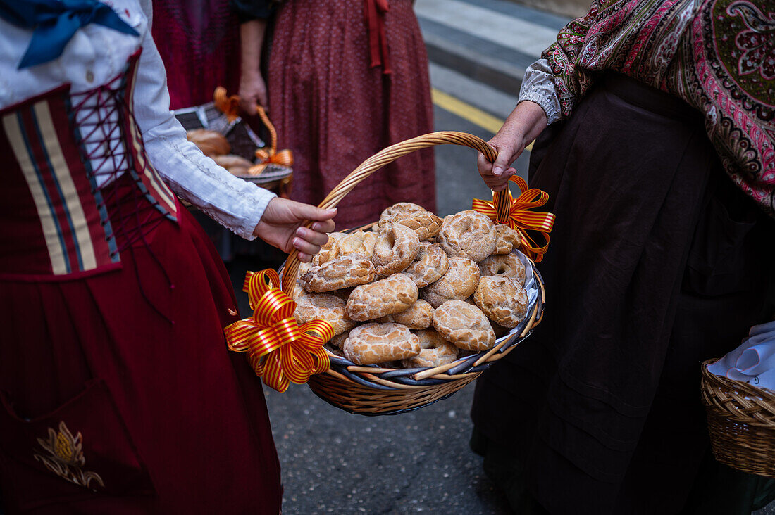 Die Opfergabe von Früchten am Morgen des 13. Oktober während der Fiestas del Pilar, Zaragoza, Aragonien, Spanien