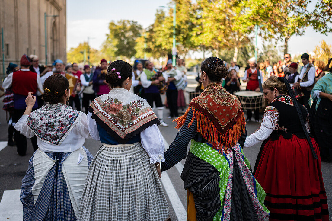 Das Obstopfer am Morgen des 13. Oktober während der Fiestas del Pilar, Zaragoza, Aragonien, Spanien