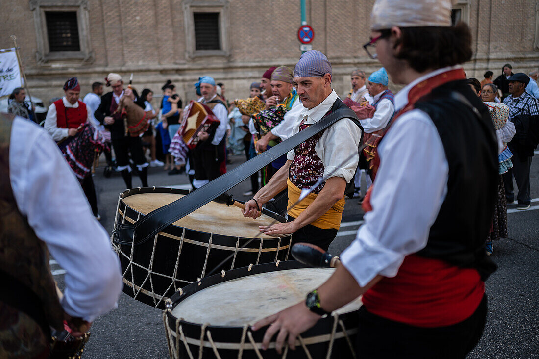 Die Darbringung von Früchten am Morgen des 13. Oktober während der Fiestas del Pilar, Zaragoza, Aragonien, Spanien