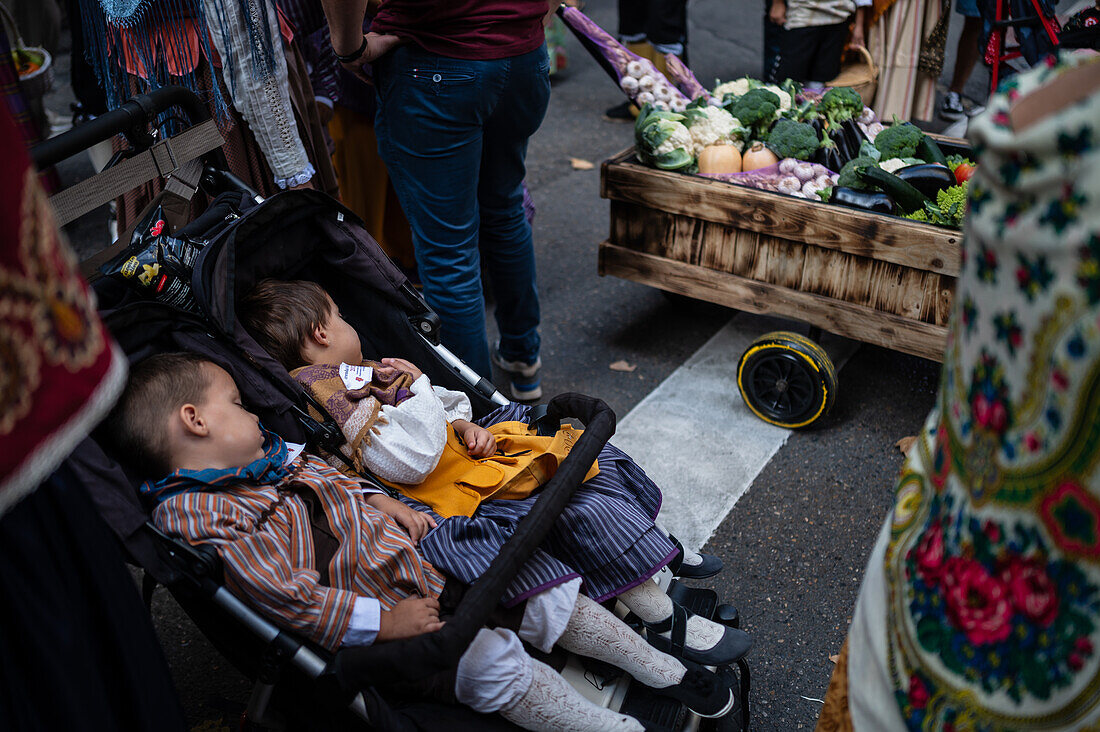 Die Darbringung von Früchten am Morgen des 13. Oktober während der Fiestas del Pilar, Zaragoza, Aragonien, Spanien