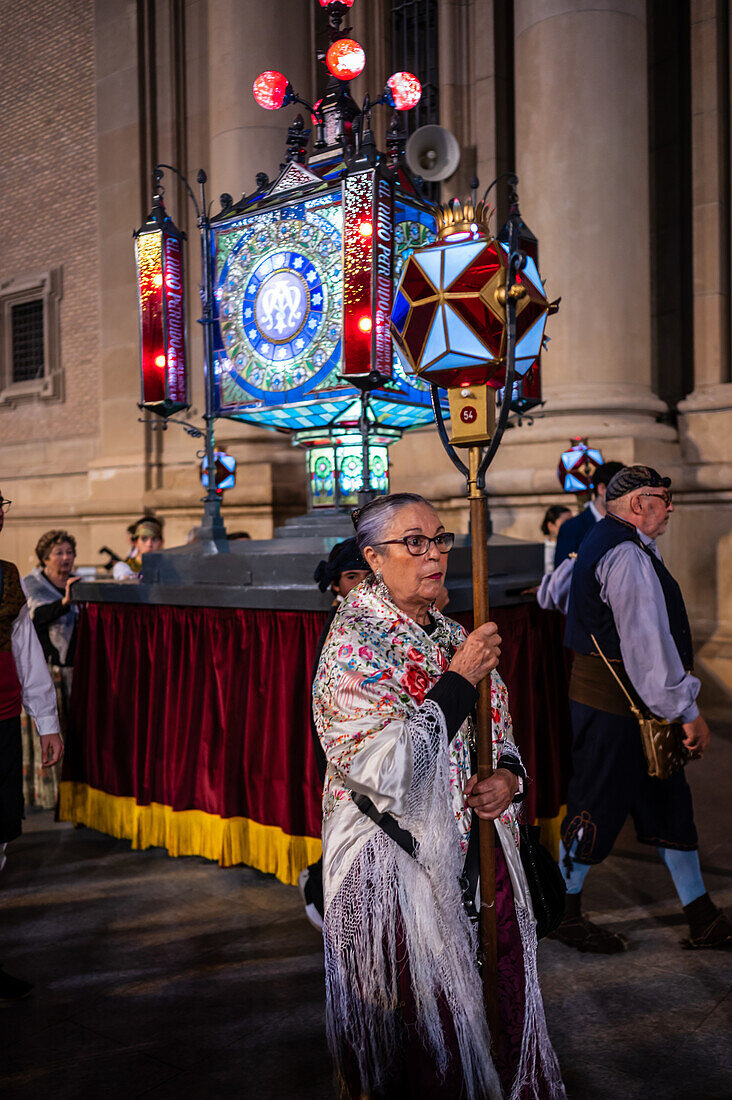 Die Parade des gläsernen Rosenkranzes oder Rosario de Cristal während der Fiestas del Pilar in Zaragoza, Spanien