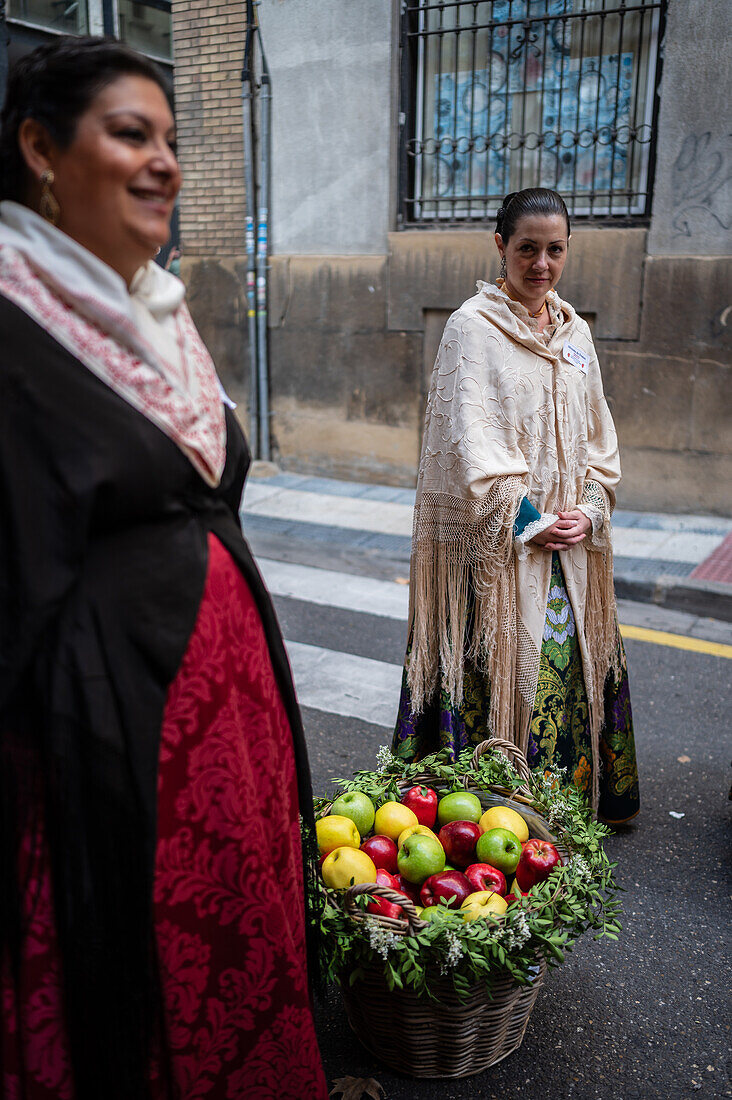 Die Darbringung von Früchten am Morgen des 13. Oktober während der Fiestas del Pilar in Zaragoza, Aragonien, Spanien