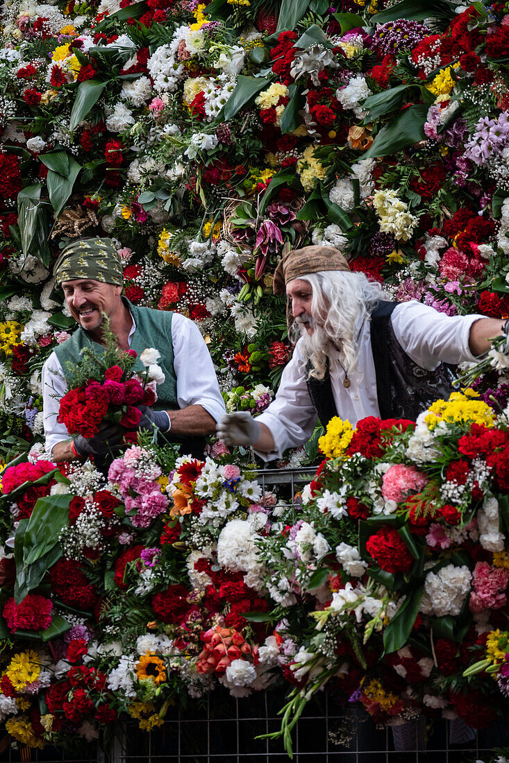 Das Blumenopfer für die Virgen del Pilar ist die wichtigste und beliebteste Veranstaltung der Fiestas del Pilar am Tag der Spanier, Zaragoza, Spanien