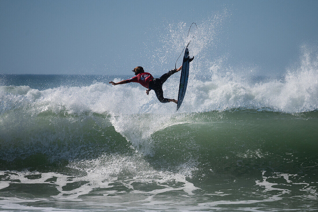 Jackson Dorian, junges hawaiianisches Surftalent und Sohn des legendären Shane Dorian, während des Quiksilver Festivals in Capbreton, Hossegor und Seignosse, bei dem 20 der besten Surfer der Welt von Jeremy Flores ausgewählt wurden, um im Südwesten Frankreichs gegeneinander anzutreten.