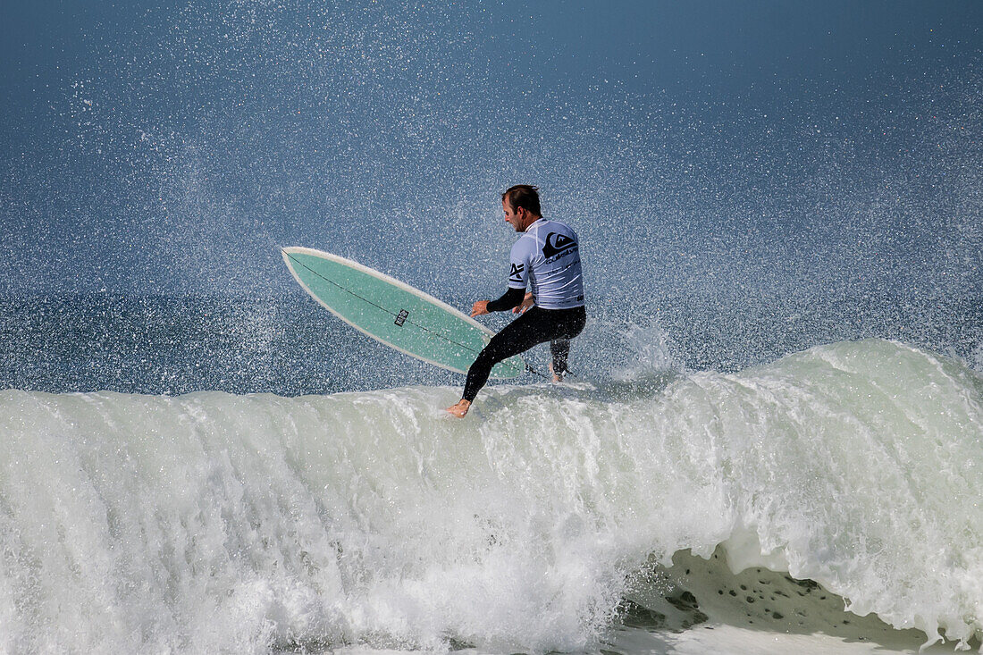 Der australische Profi-Surfer Josh Kerr während des Quiksilver Festivals in Capbreton, Hossegor und Seignosse, bei dem 20 der besten Surfer der Welt, die von Jeremy Flores handverlesen wurden, im Südwesten Frankreichs gegeneinander antreten.