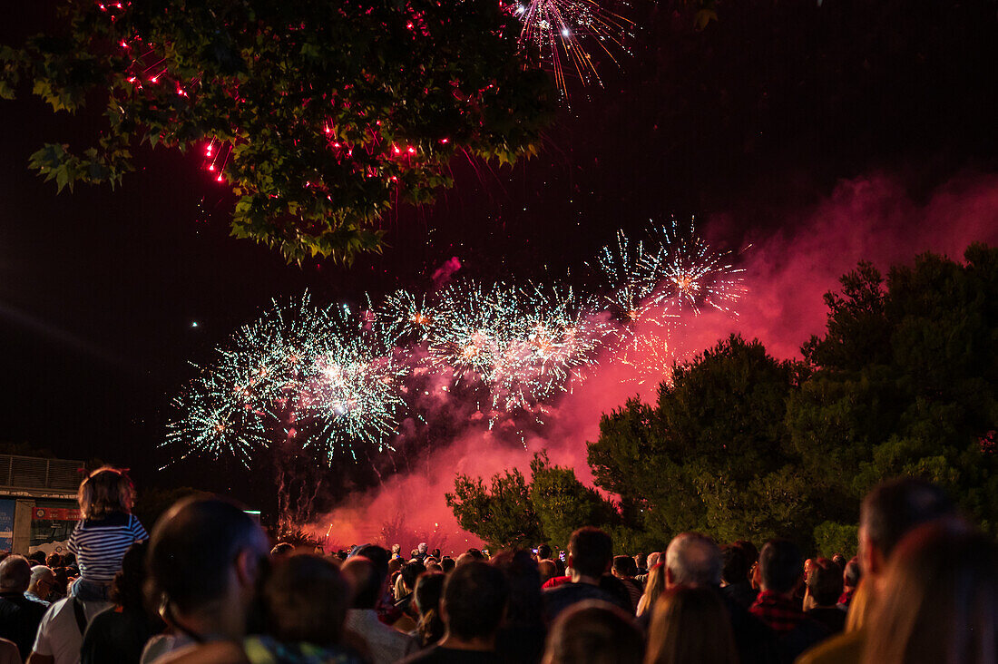 Das Feuerwerk bildet den Abschluss der Fiestas del Pilar in Zaragoza, Spanien
