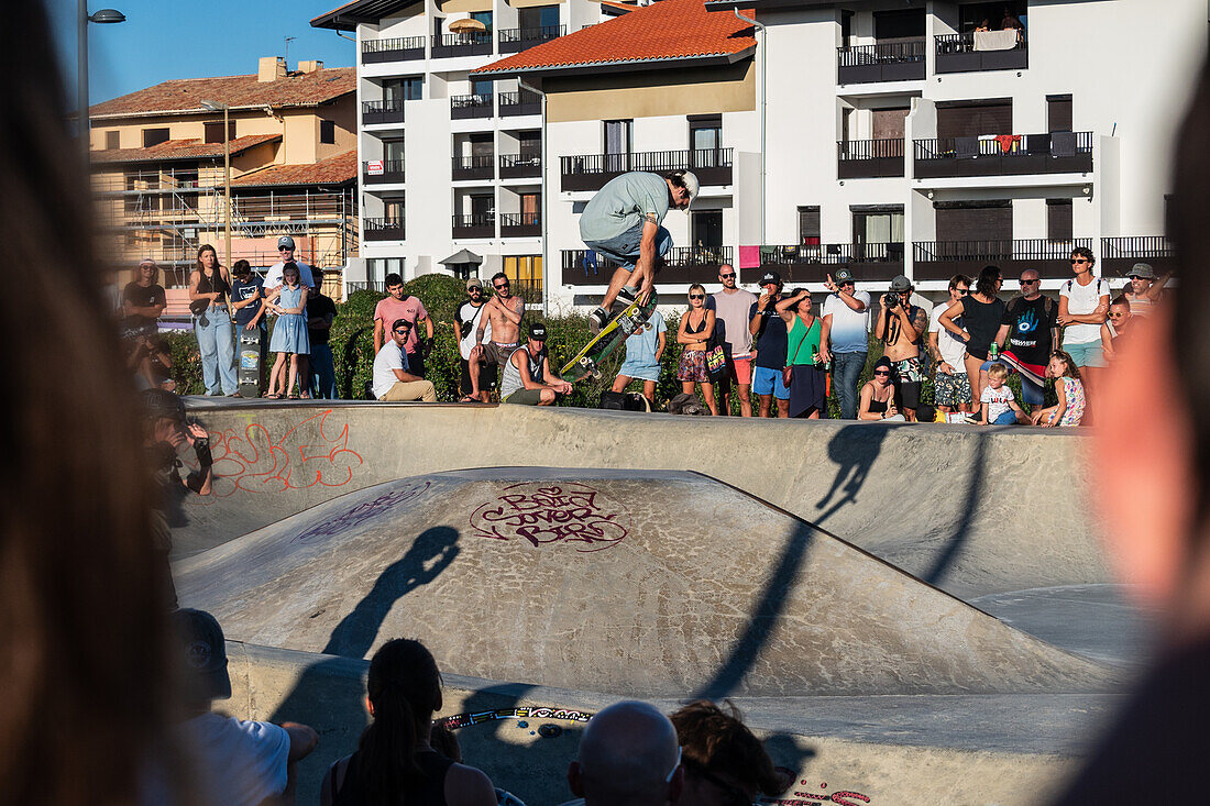 Skate-Event im Skatepark von Seignosse le Penon während des Quiksilver Festivals in Capbreton, Hossegor und Seignosse, mit 20 der besten Surfer der Welt, die von Jeremy Flores handverlesen wurden, um im Südwesten Frankreichs gegeneinander anzutreten.