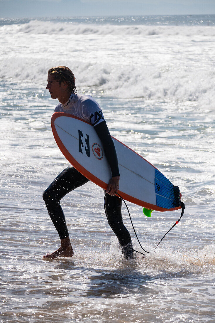 Der einheimische französische Surfer Sam Piter beim Quiksilver Festival in Capbreton, Hossegor und Seignosse, bei dem 20 der besten Surfer der Welt, die von Jeremy Flores handverlesen wurden, im Südwesten Frankreichs gegeneinander antreten.