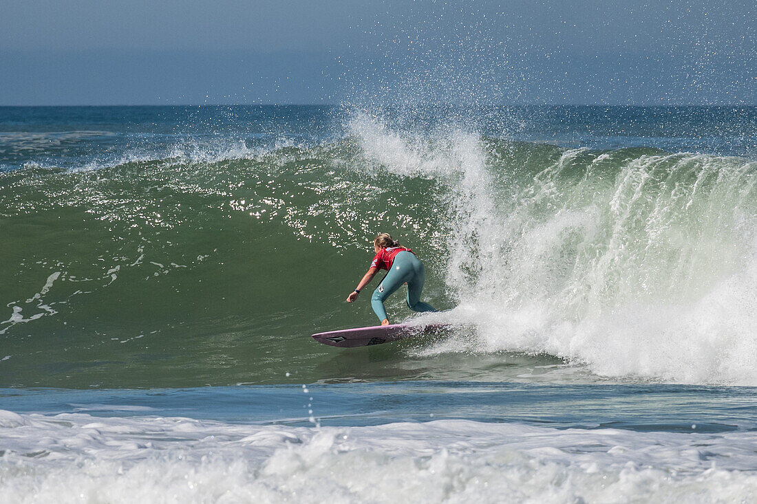 Sierra Kerr, junge australische Surferin und Tochter von Josh Kerr, tritt während des Quiksilver Festivals in Capbreton, Hossegor und Seignosse auf, bei dem 20 der besten Surfer der Welt, die von Jeremy Flores handverlesen wurden, im Südwesten Frankreichs gegeneinander antreten.