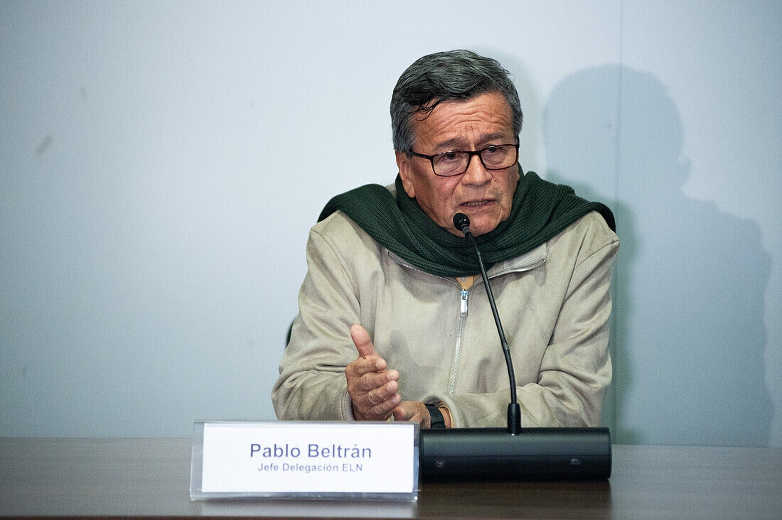 Der Chefunterhändler der Guerillagruppe Nationale Befreiungsarmee (ELN), Israel Ramirez Pineda, auch bekannt als Pablo Beltran, während einer gemeinsamen Erklärung über den Fortschritt des Friedensprozesses zwischen der kolumbianischen Regierung und der Nationalen Befreiungsarmee im Gebäude der Vereinten Nationen in Bogota, Kolumbien, am 10. Oktober 2023.