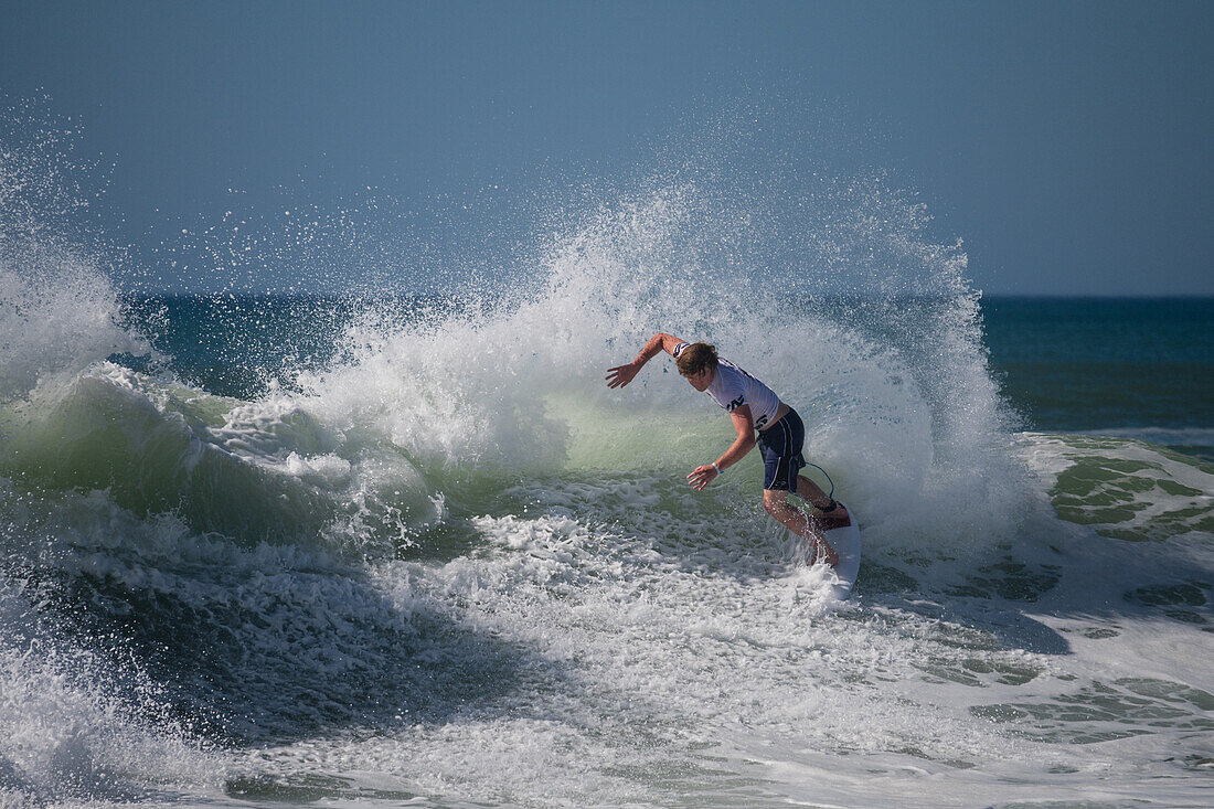 Der australische Profi-Surfer Kael Walsh beim Quiksilver Festival in Capbreton, Hossegor und Seignosse, bei dem 20 der besten Surfer der Welt von Jeremy Flores ausgewählt wurden, um sich im Südwesten Frankreichs zu messen.