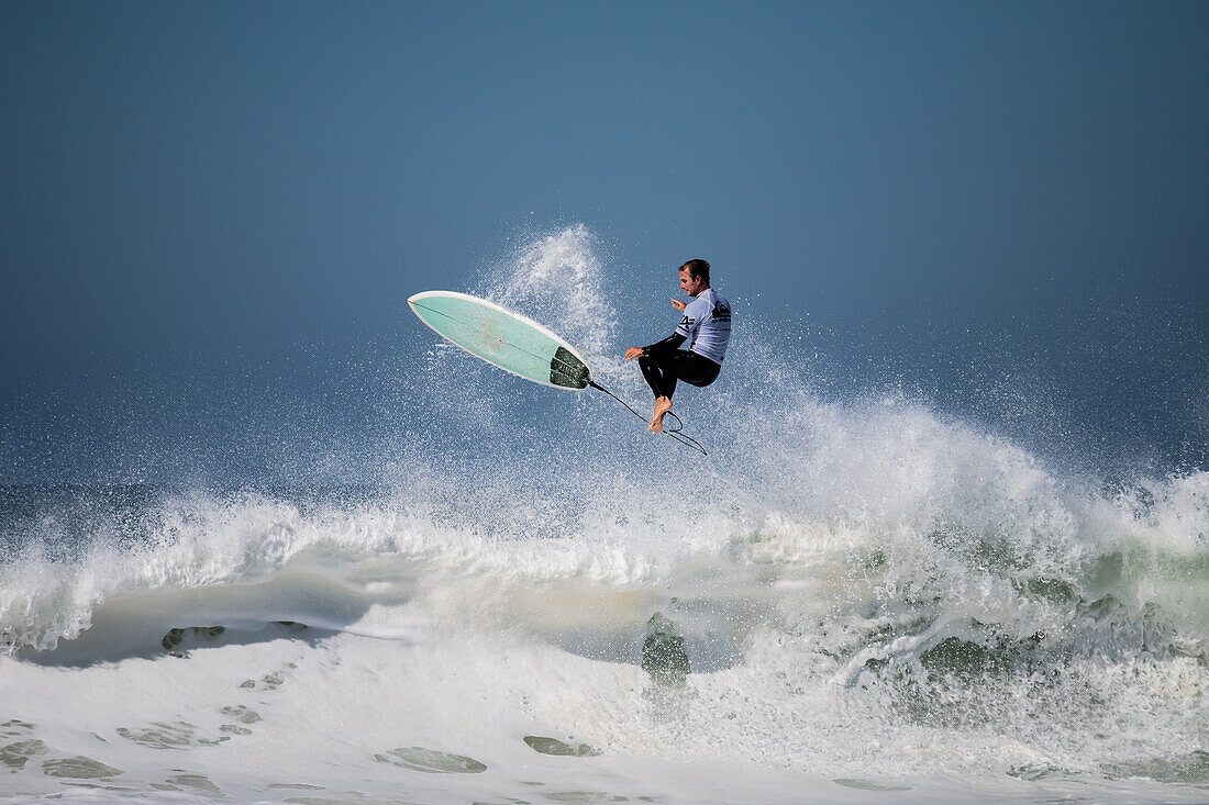 Der australische Profi-Surfer Josh Kerr während des Quiksilver Festivals in Capbreton, Hossegor und Seignosse, das mit 20 der besten Surfer der Welt, die von Jeremy Flores ausgewählt wurden, im Südwesten Frankreichs stattfand.