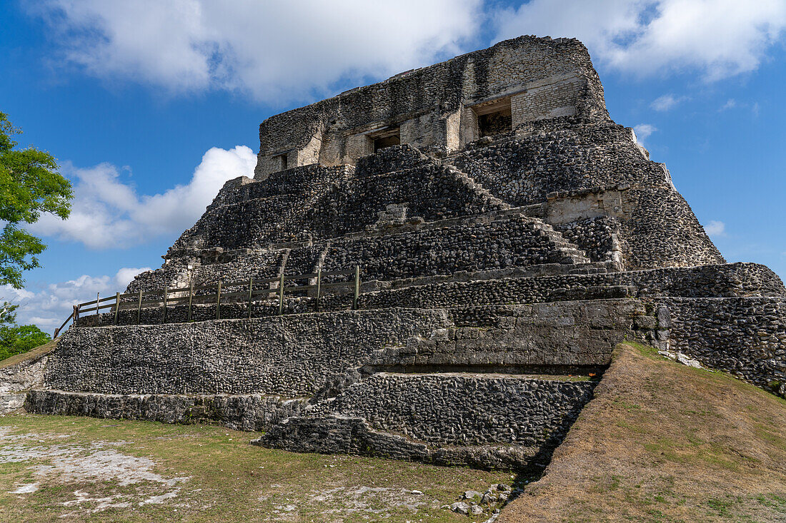 Rückansicht von El Castillo, Struktur A-6, in den Maya-Ruinen im archäologischen Reservat Xunantunich in Belize.