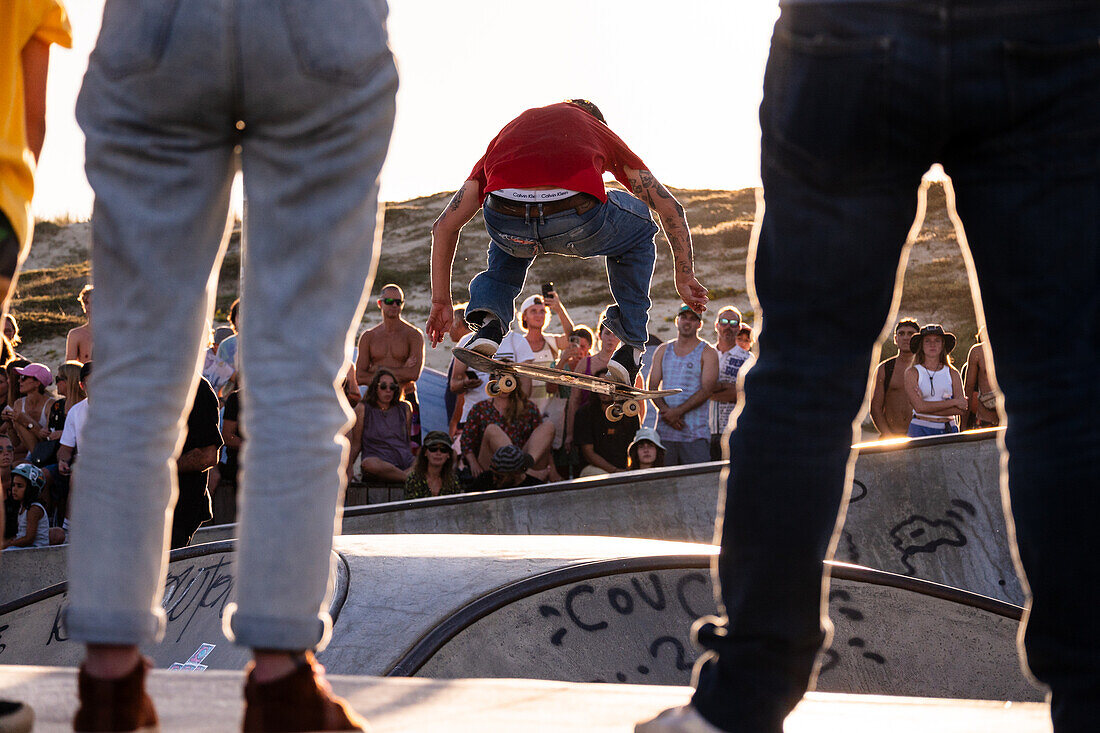 Skate-Event im Skatepark von Seignosse le Penon während des Quiksilver Festivals in Capbreton, Hossegor und Seignosse, bei dem sich 20 der besten Surfer der Welt, die von Jeremy Flores ausgewählt wurden, im Südwesten Frankreichs messen.