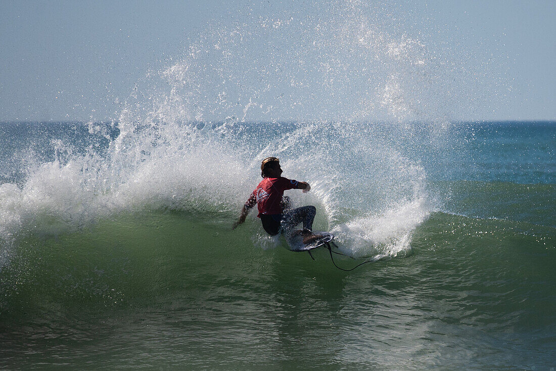 Jackson Dorian, junges hawaiianisches Surftalent und Sohn des legendären Shane Dorian, während des Quiksilver Festivals in Capbreton, Hossegor und Seignosse mit 20 der besten Surfer der Welt, die von Jeremy Flores ausgewählt wurden, um im Südwesten Frankreichs gegeneinander anzutreten.