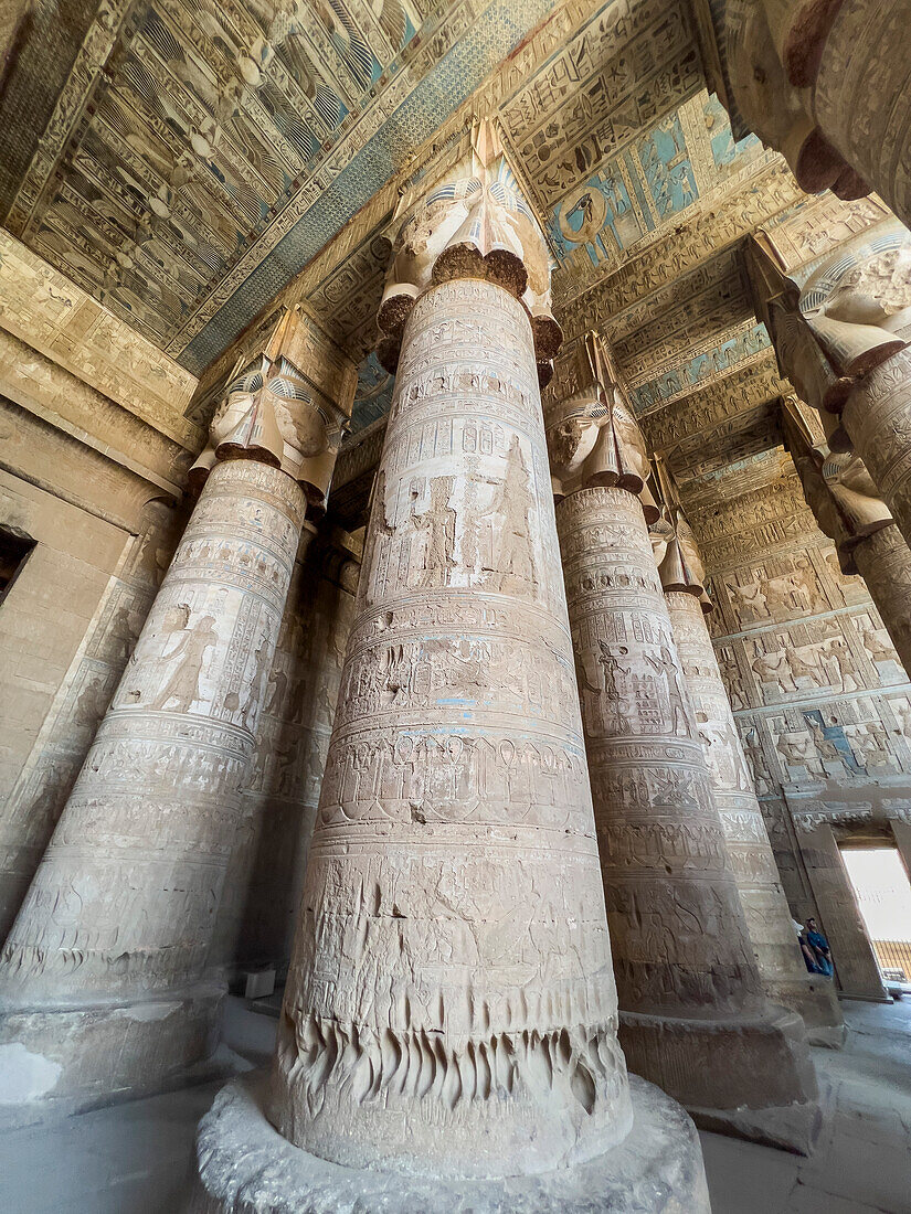 Säulen im Inneren der Hypostylhalle, Hathor-Tempel, Dendera-Tempelkomplex, Dendera, Ägypten, Nordafrika, Afrika