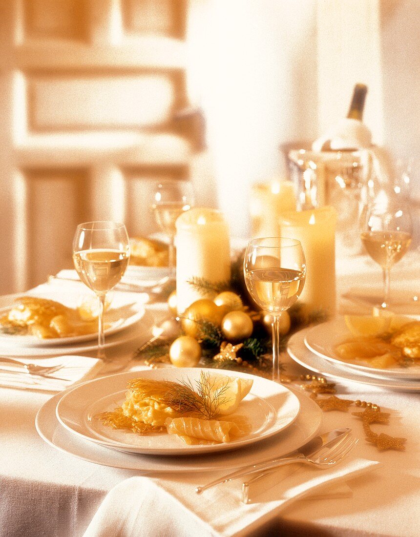 Weihnachtlich gedeckter Tisch mit Vorspeisen & Weingläsern