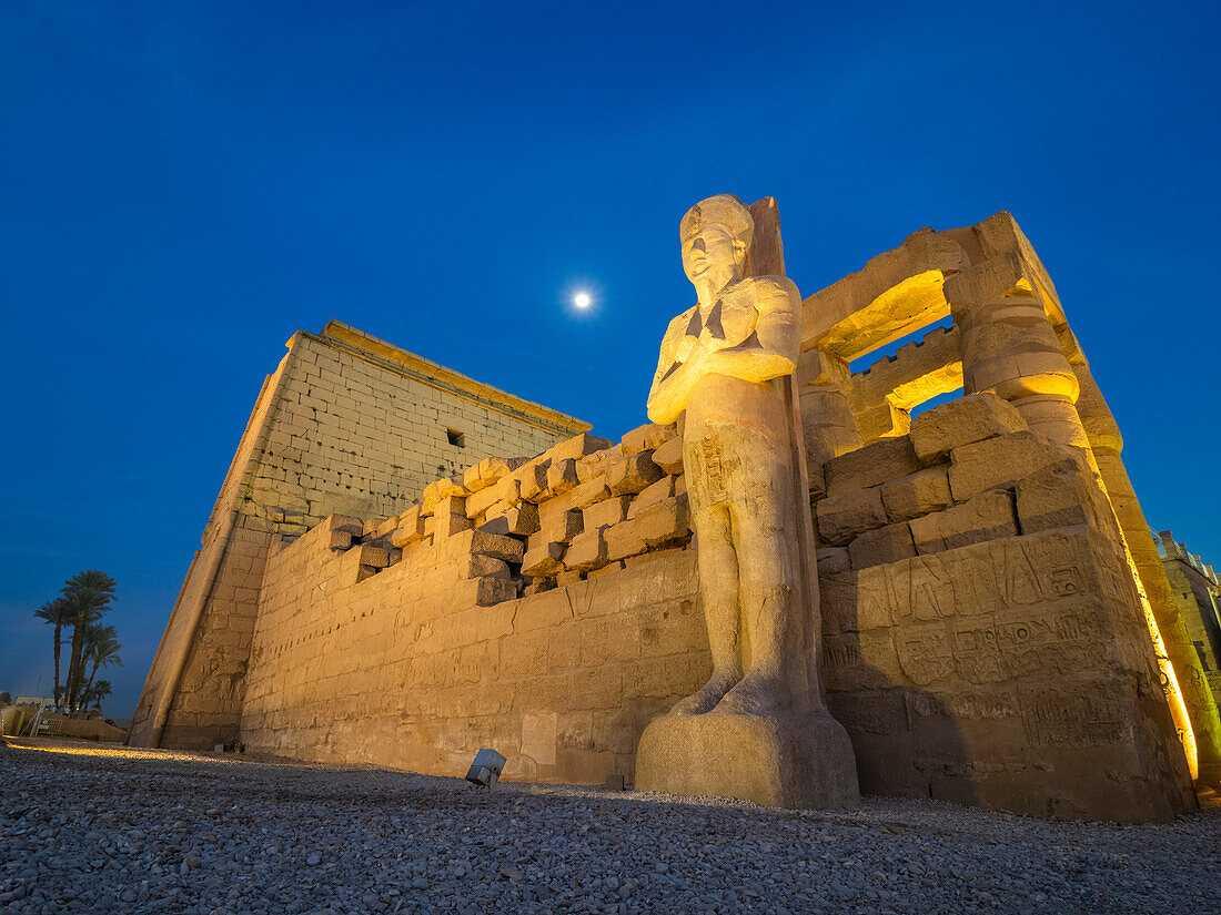 Der Luxor-Tempel bei Nacht und Vollmond, erbaut um 1400 v. Chr., UNESCO-Welterbe, Luxor, Theben, Ägypten, Nordafrika, Afrika