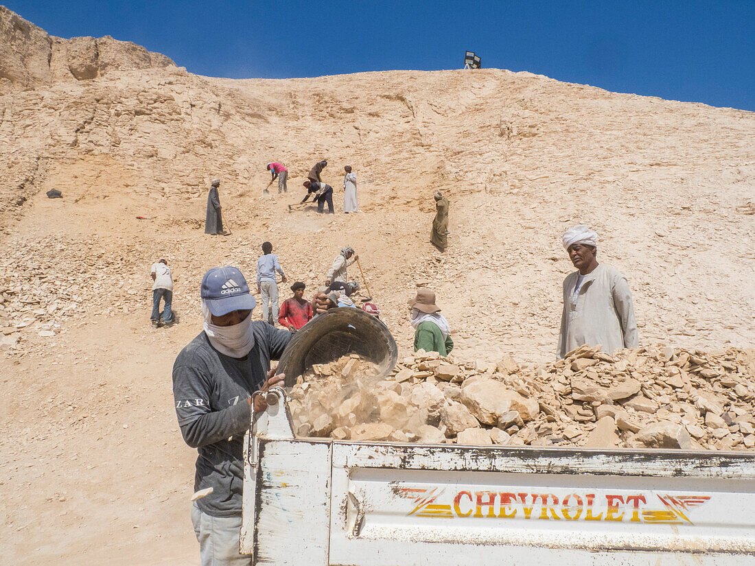 Arbeiter bei der Ausgrabung einer neuen Stätte im Tal der Könige, wo 500 Jahre lang Gräber für Pharaonen ausgehoben wurden, Theben, Ägypten, Nordafrika, Afrika