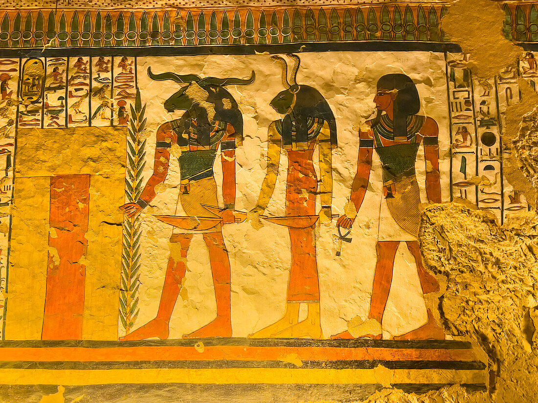 Reliefs und Malereien im Grab von Nefertari, der Großen Gemahlin von Pharao Ramses II., Tal der Königinnen, UNESCO-Weltkulturerbe, Theben, Ägypten, Nordafrika, Afrika