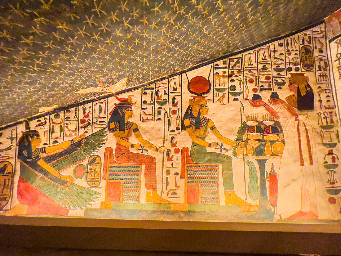 Reliefs und Malereien im Grab von Nefertari, der Großen Gemahlin von Pharao Ramses II., Tal der Königinnen, UNESCO-Weltkulturerbe, Theben, Ägypten, Nordafrika, Afrika
