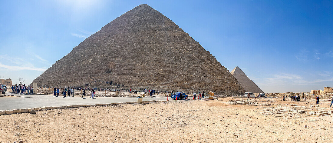 Panoramablick auf die Große Pyramide von Gizeh, das älteste der Sieben Weltwunder, UNESCO-Weltkulturerbe, Gizeh, Kairo, Ägypten, Nordafrika