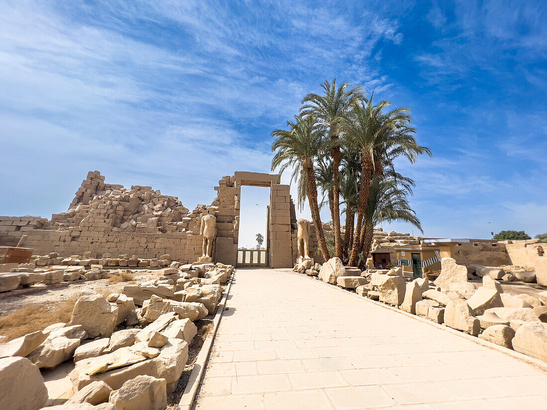 Der Tempelkomplex von Karnak, eine riesige Mischung aus Tempeln, Pylonen, Kapellen und anderen Gebäuden, UNESCO-Welterbestätte, bei Luxor, Theben, Ägypten, Nordafrika, Afrika