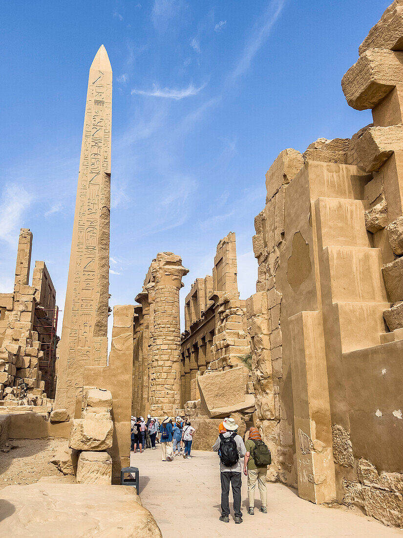 Obelisk von Thutmosis I., Tempelkomplex von Karnak, eine riesige Mischung aus Tempeln, Pylonen und Kapellen, UNESCO-Welterbestätte, bei Luxor, Theben, Ägypten, Nordafrika, Afrika