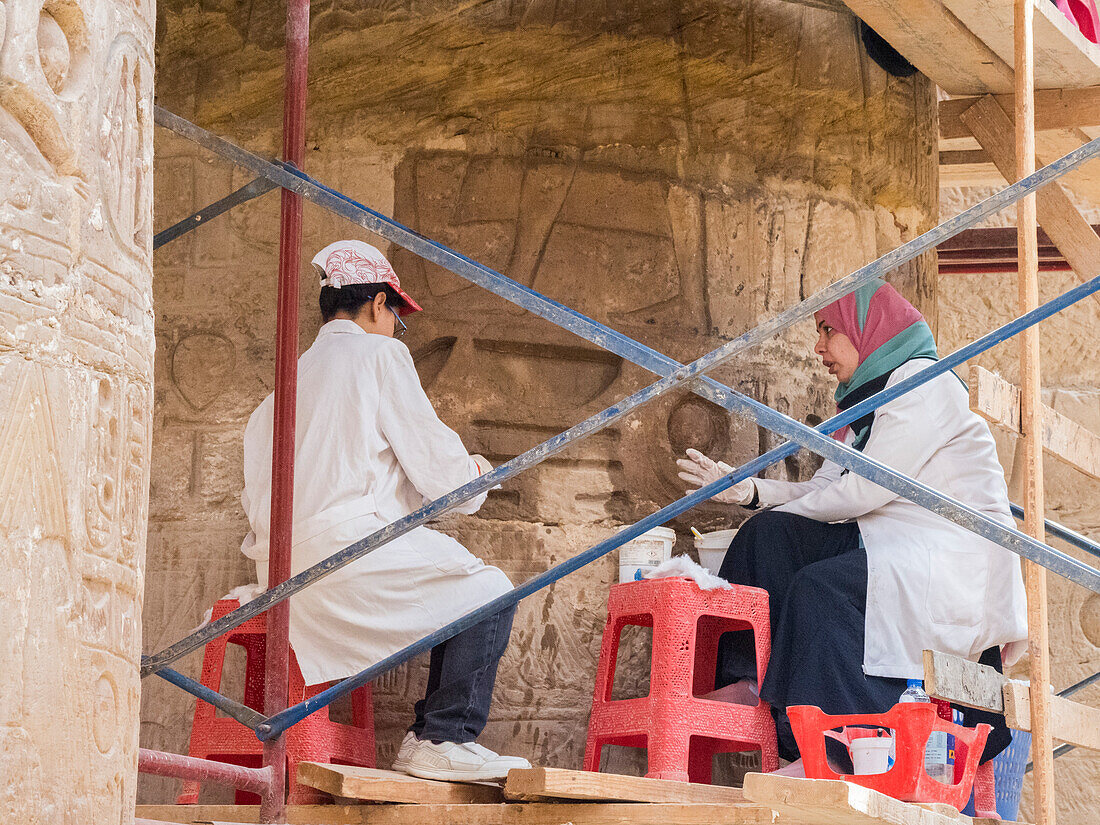 Arbeiter im Tempelkomplex von Karnak, einem riesigen Gemisch aus Tempeln, Pylonen, Kapellen und anderen Gebäuden, Luxor, Ägypten, Nordafrika, Afrika