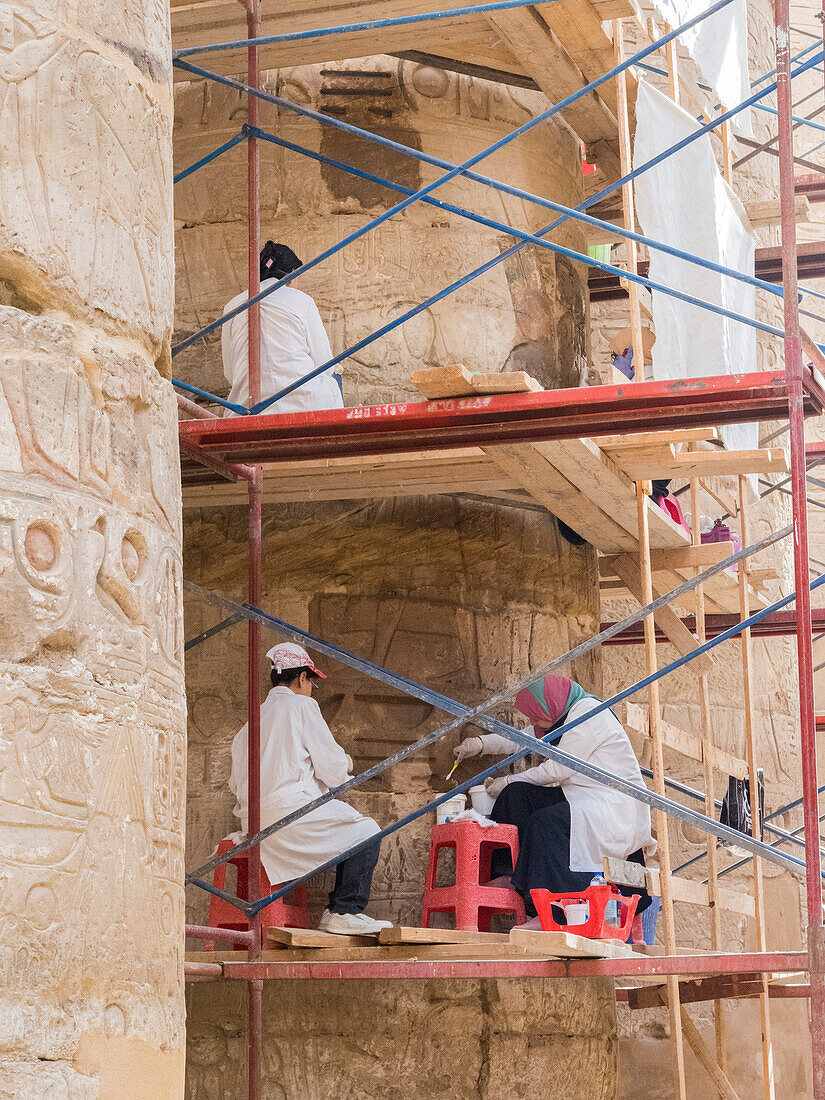 Arbeiter im Tempelkomplex von Karnak, einem riesigen Gemisch aus Tempeln, Pylonen, Kapellen und anderen Gebäuden, Luxor, Theben, Ägypten, Nordafrika, Afrika