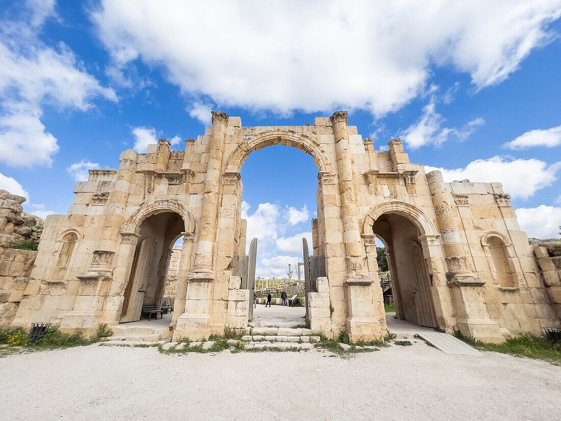 Der innere Eingang zum Ovalen Platz, der vermutlich 331 v. Chr. von Alexander dem Großen gegründet wurde, Jerash, Jordanien, Naher Osten