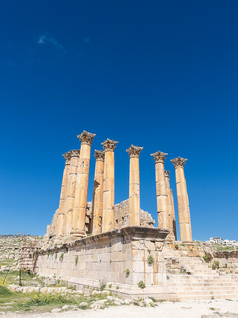 Säulen umrahmen ein Gebäude in der antiken Stadt Jerash, die vermutlich 331 v. Chr. von Alexander dem Großen gegründet wurde, Jerash, Jordanien, Naher Osten