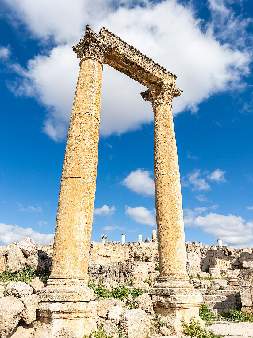 Säulen auf dem ovalen Platz in der antiken Stadt Jerash, die vermutlich 331 v. Chr. von Alexander dem Großen gegründet wurde, Jerash, Jordanien, Naher Osten