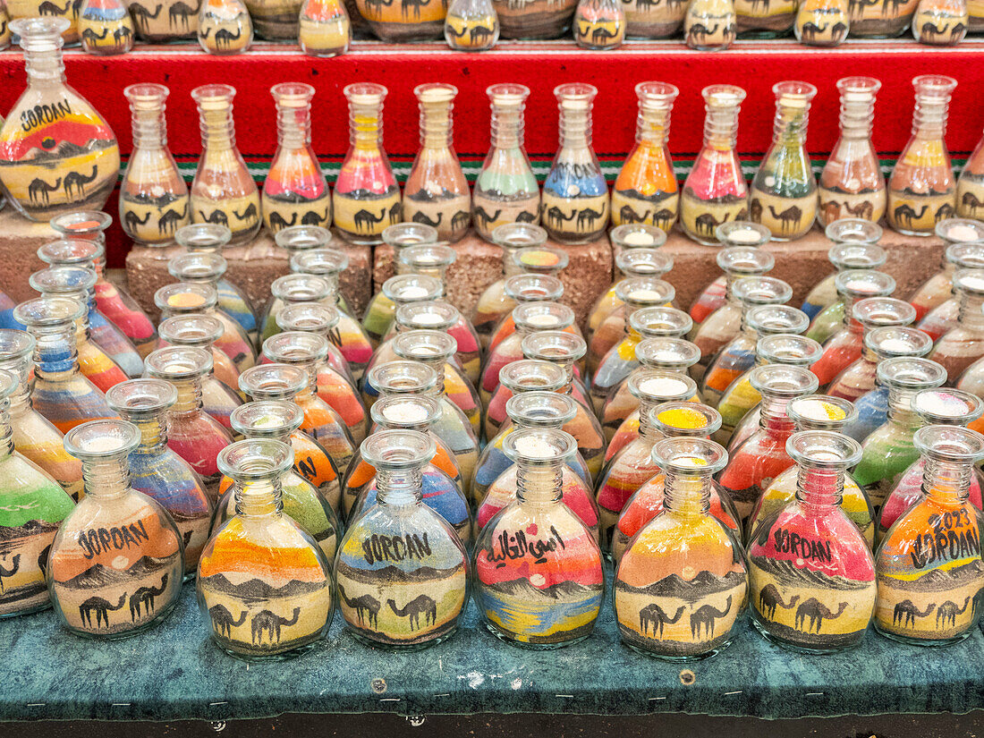 Bunte Souvenirflaschen mit Sand zum Verkauf in der Stadt Jerash, Jordanien, Naher Osten