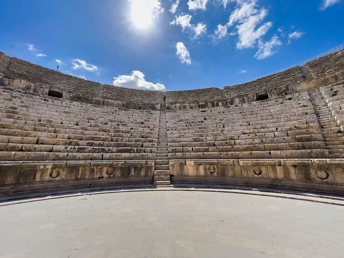 Das große Nordtheater in der antiken Stadt Jerash, das vermutlich 331 v. Chr. von Alexander dem Großen gegründet wurde, Jerash, Jordanien, Naher Osten