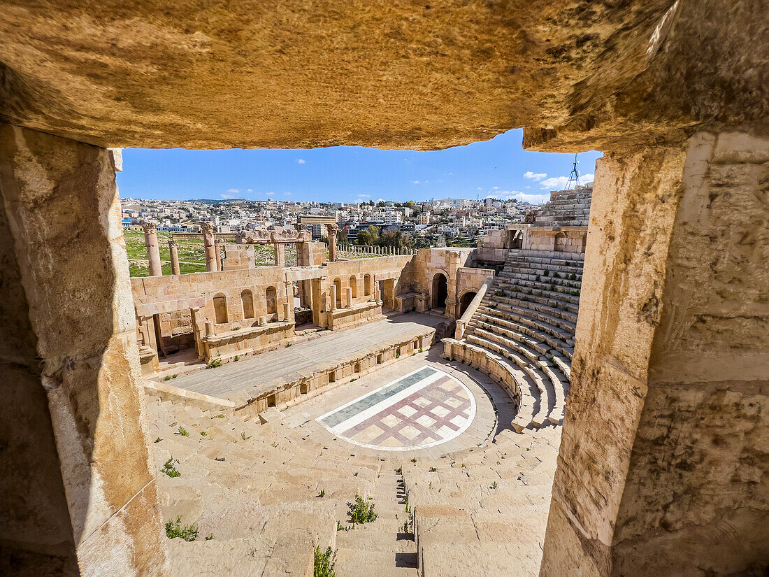 Das große Nordtheater in der antiken Stadt Jerash, die vermutlich 331 v. Chr. von Alexander dem Großen gegründet wurde, Jerash, Jordanien, Naher Osten