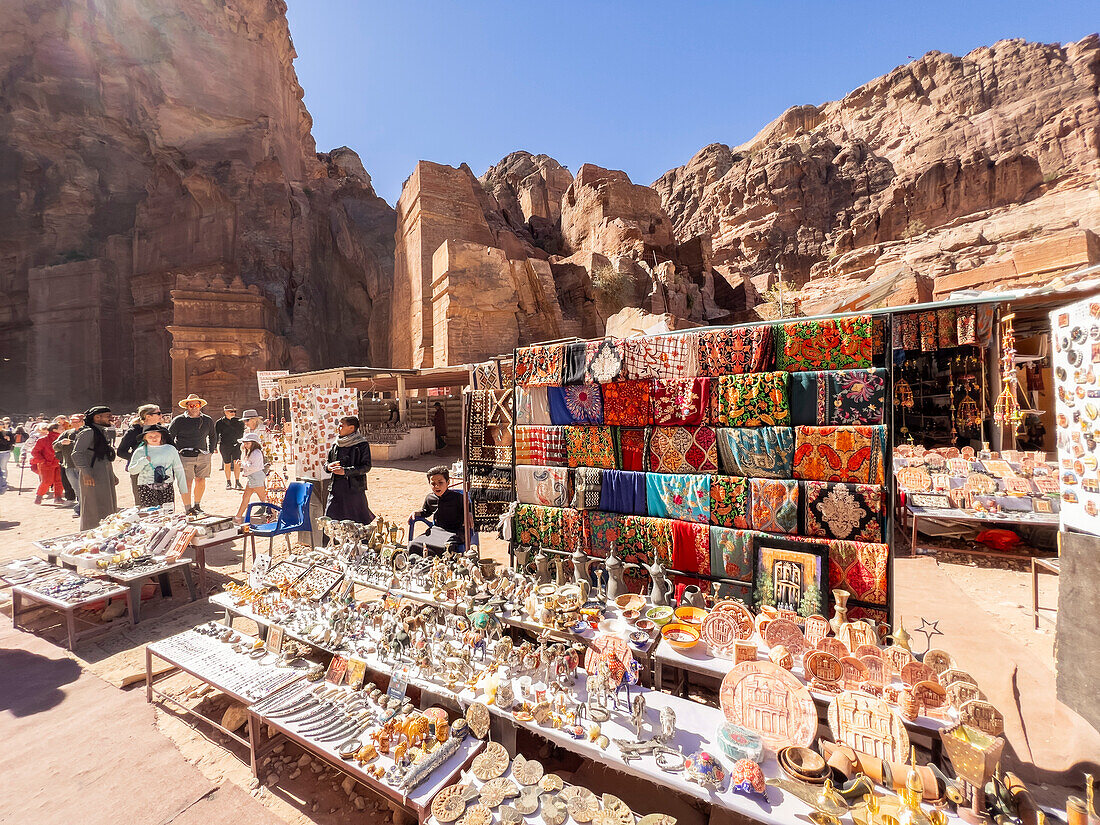 Souvenirstände in der Straße der Fassaden, Archäologischer Park von Petra, UNESCO-Welterbe, eines der sieben neuen Weltwunder, Petra, Jordanien, Naher Osten