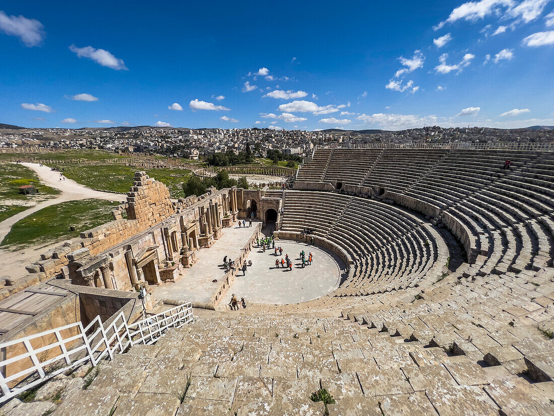 Das große Nordtheater in der antiken Stadt Jerash, die vermutlich 331 v. Chr. von Alexander dem Großen gegründet wurde, Jerash, Jordanien, Naher Osten