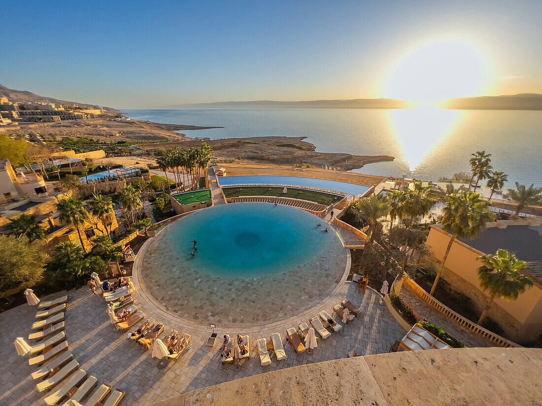 Sonnenuntergang im Kempinski Hotel Ishtar, einem Fünf-Sterne-Luxusresort am Toten Meer, inspiriert von den Hängenden Gärten von Babylon, Jordanien, Naher Osten