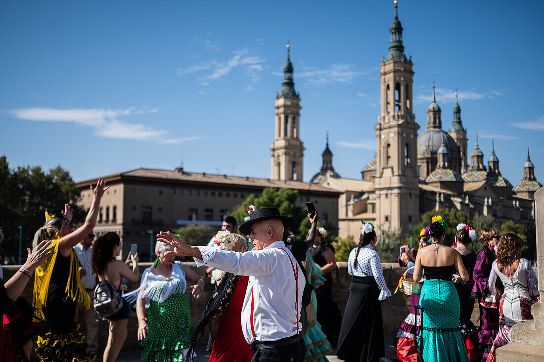Gruppe aus Andalusien tanzt Sevillanas während der Darbringung von Früchten am Morgen des 13. Oktober während der Fiestas del Pilar, Zaragoza, Aragonien, Spanien