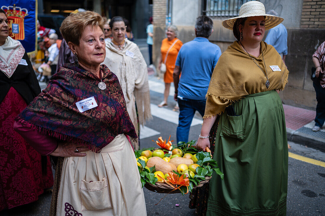 Das Obstopfer am Morgen des 13. Oktober während der Fiestas del Pilar, Zaragoza, Aragonien, Spanien