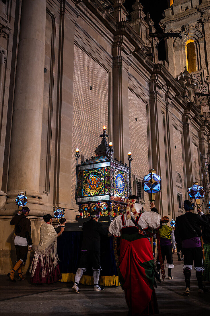 Die Parade des gläsernen Rosenkranzes, oder Rosario de Cristal, während der Fiestas del Pilar in Zaragoza, Spanien