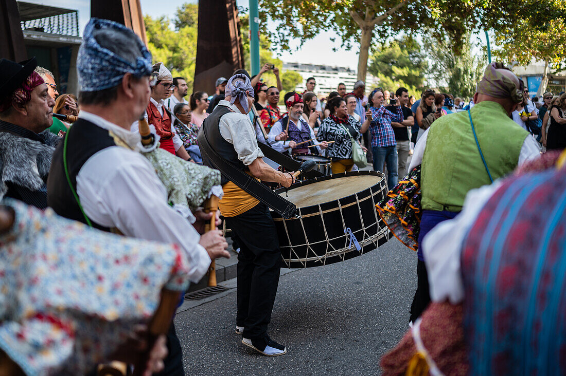 Die Darbringung von Früchten am Morgen des 13. Oktober während der Fiestas del Pilar, Zaragoza, Aragon, Spanien